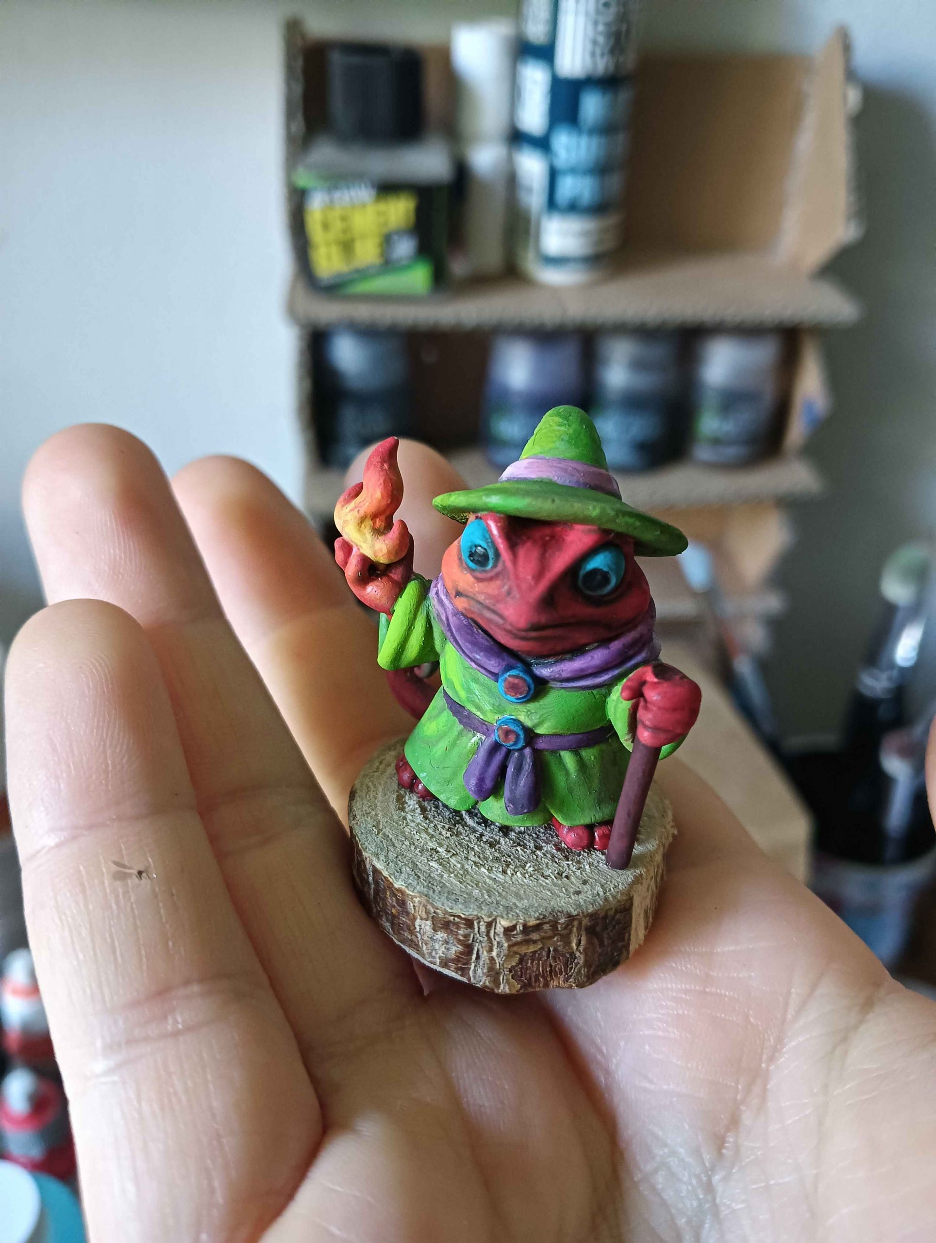 Pequeña figura de una rana hechicera
