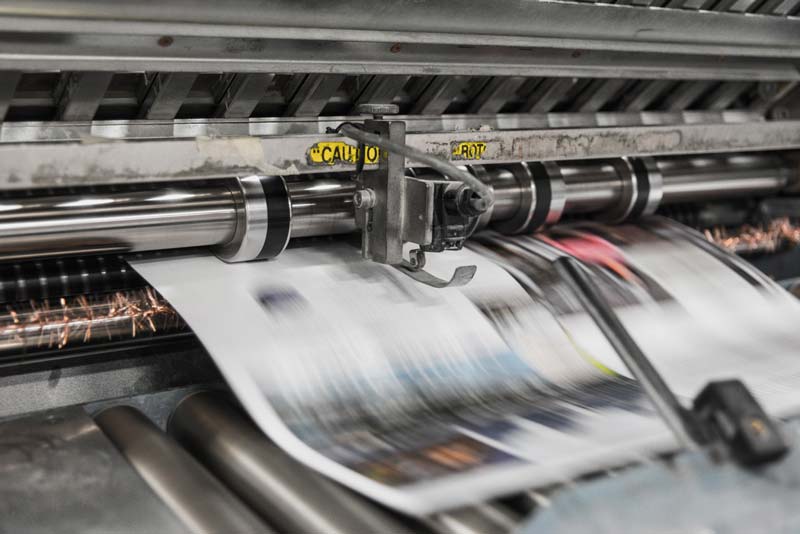 El papel se encarece, pero el formato físico resiste: El coste de impresión desafía a las editoriales.